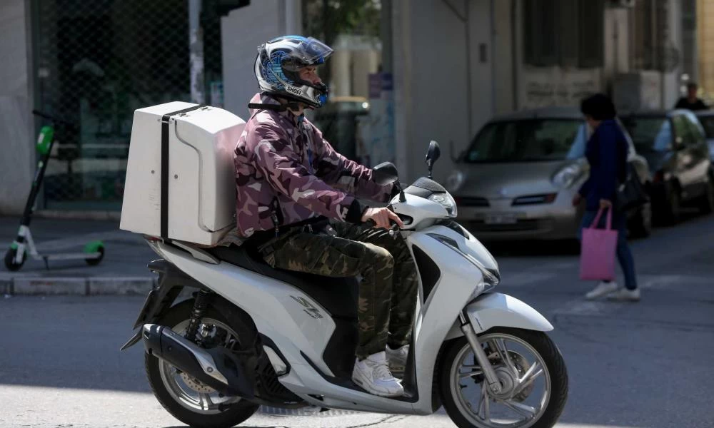 Βόλος: Σε κρίσιμη κατάσταση ντελιβεράς που τραυματίστηκε σε τροχαίο – Διασωληνώθηκε